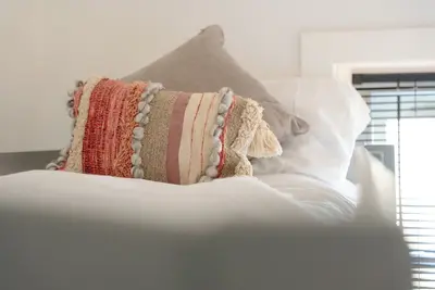 Image de Cosy cottage- 2 bedroom- sleeps 6-parking- city centre- perfect for contractors