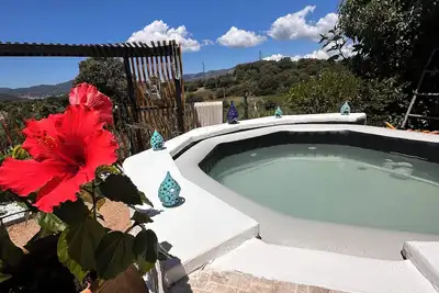 Image de 🌿 Charmante maison avec jacuzzi & vue dégagée – Havre de paix 🌞