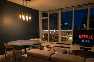 Image de Stunning 2br 2 Bath with Large Patio & Direct Bc Place Views