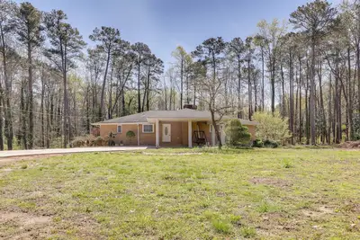 Image de Sunroom & Spacious Yard! Woodsy Haven in Lilburn