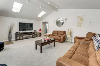 Image de 3 Mi to Dtwn: Group Retreat in Anchorage!