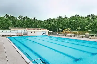Chalet avec piscine chauffée à Monclar