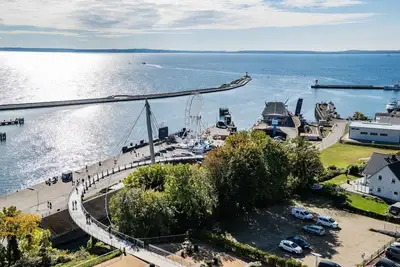 Image de Appartement « Au-dessus du port » avec vue sur la mer, terrasse commune et Wi-Fi