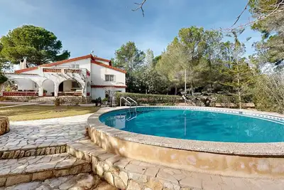 Image de Finca Serena, maison de campagne cosy avec piscine privée.