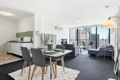 Image de Stunning Cbd Penthouse Top-Floor Living with Pool, Gym & Skyline Views