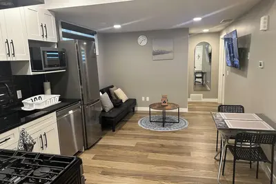 Image de Spacious 2-bedroom Basement Suite Near West Edmonton Mall.