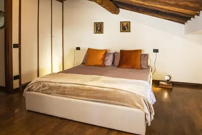 Image de Appartement 'La Mansardina Beccheria Central' avec Wi-Fi et climatisation