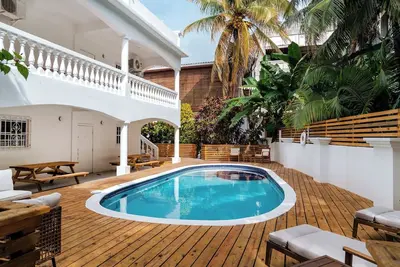Image de Newly Updated 5br Villa | Private Pool + Rooftop Deck