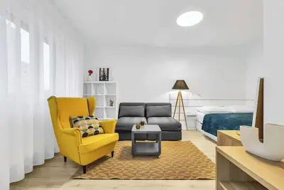 Image de Sunny Yellow Vibes Studio - Balcony & Prime Location