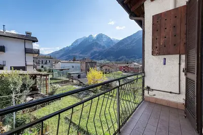 Image de La Casetta di Marilena – balcon avec vue sur la montagne, près du lac de Côme