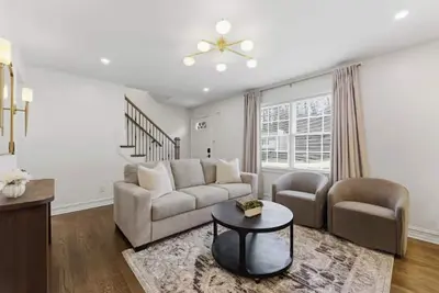 Image de \"Luxurious Getaway in Tucker: Hot Tub, Fire Pit