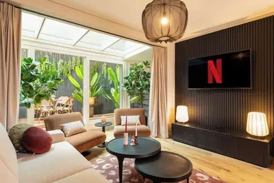 Image de Loft rare avec patio chic - Tour Eiffel