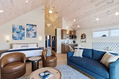 Image de Lakeside King Bed & Tub Suite