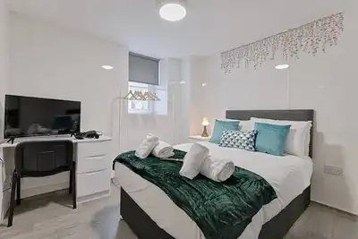 Image de 2 Bed • 2 En-Suites • Kitchen • Contractor Base