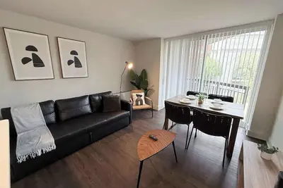 Image de Modern Apt in Prime Location - Walk to Metro