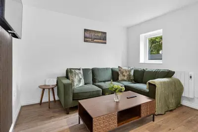 Image de City Center 2br Apt w/Balcony • Free Parking