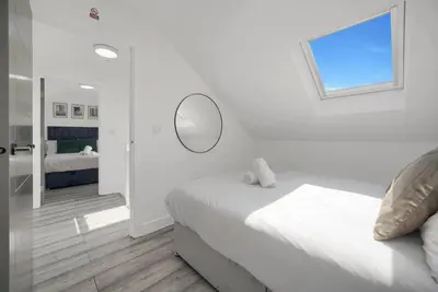 Image de Top Floor Apt - Central & Stylish - Free Wifi