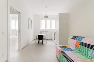 Image de GuestHost - Comfortable and welcoming 45m2 apartment, perfect for four people, located on the ground floor of a building. The property is located near the M1 Gambara metro stop (5 minutes on foot) which will offer a quick connection to the most central an