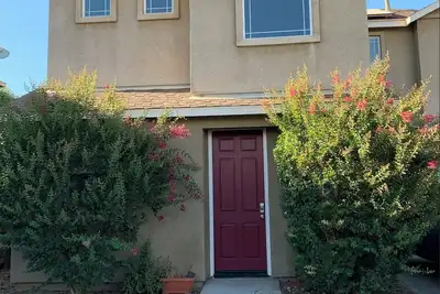 Image de 3-bedroom house in Tulare with washer and dryer