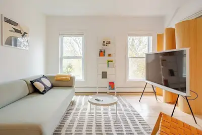 Image de Sunny & walkable 2 bedroom atop Munjoy Hill!