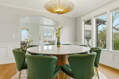 Image de Spacious Proctor Tudor - Sleeps 16 - Dog Friendly - Walkable