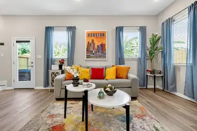 Image de Modern Houston Retreat | Hot Tub & Garage Parking