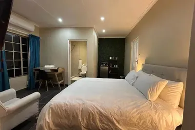 Image de 3-bedroom bed & breakfast in welcoming Centurion with Ac