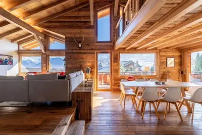 Image de Chalet, 350m des commerces, 2ème étage, terrasse, cheminée ou poêle à bois, parking, télévision