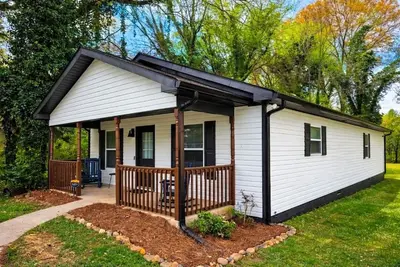 Image de Cozy Pet-Friendly Cottage Walk to Downtown Near LakePoint Sports