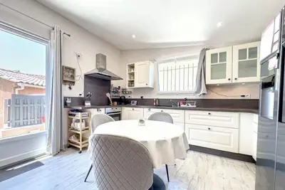 Image de Maison de plain-pied avec piscine.