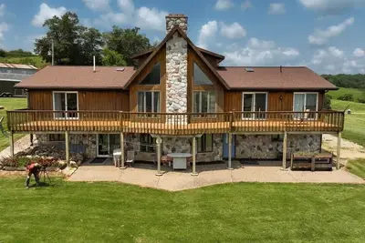 Image de Escape from the stresses of city life and come visit Wildhaven's Country Manor!