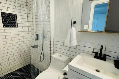 Image de 5 Min to World Cup Stadium - Sleeps 8 -Parking -Groups Welcome