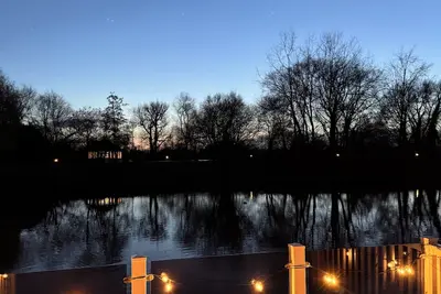 Image de Spacious Lakeside Family Lodge in the Cotswolds | Sleeps 6 | Private Deck