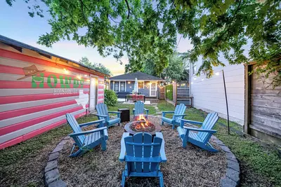 Image de Sleeps 6 — 2 Kings, Fire Pit, Ev Charger — Heights Area