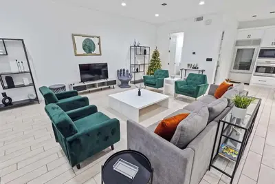 Image de Modern 4-Story Townhome  Med Center  Sleeps 8