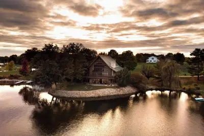 Image de Beautiful, timber frame, lake house with an amazing view!