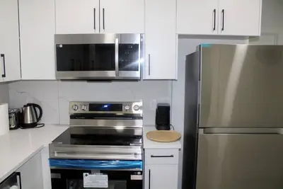 Image de Stylish 2-Bed Basement Suite by West Edmonton Mall