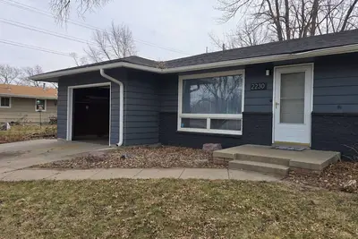 Image de Spacious comfort with relaxing back yard, convenience for events.