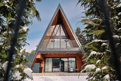 Image de Family mountain retreat with jacuzzi, sauna, playground, and stunning forest views.