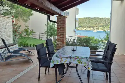 Image de Appartement de deux chambres avec la terrasse et la vue sur le mer Supetarska Draga - Donja, Rab (A-25344-b)