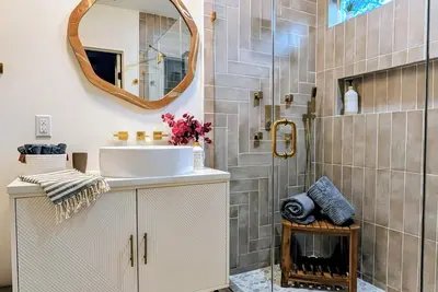 Image de The Jefferson B: Lux King Suite w/Double Shower + Walk to Main St