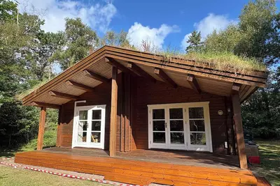 Image de Traditional log house near beach and forest