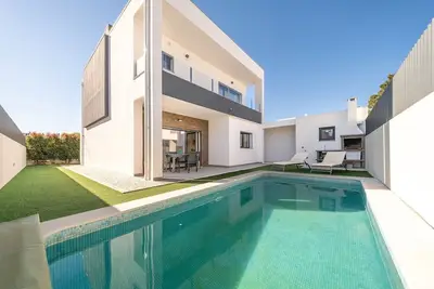 GuestReady - Aroeira Pool Villa