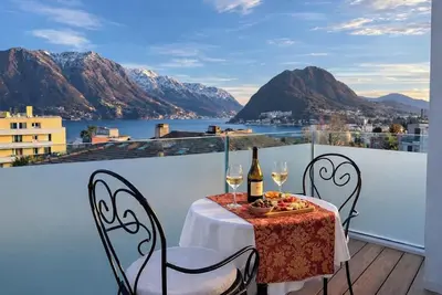 Image de Luxury Lake View Penthouse Jacuzzi & Steam Bath