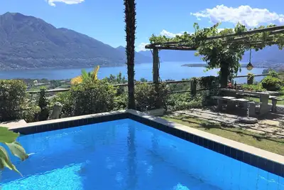 Image de Maison de vacances Tessin avec vue panoramique, piscine privée, jardin et pergol