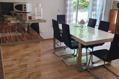 Image de Bel appartement dans un ecrin de verdure au calme sur les hauteur du village.