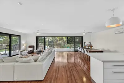 Image de Swell Beach House - Family Entertainer and 3 min Walk to the Beach and Jetty