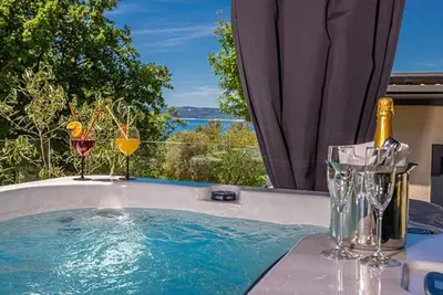 Image de Modern vacation apartment with whirlpool near the sea