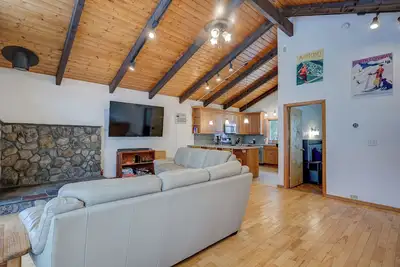 Image de Family Chalet Near Storyland - Fenced Yard - Sleeps 11 - Quiet Linderhof Retreat