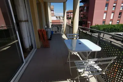Image de Appartement rénové et cosy près de la plage avec balcon